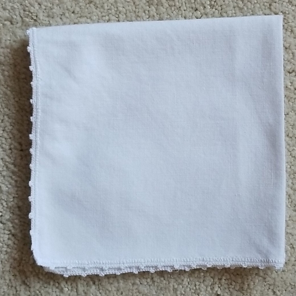 ๐ (Set of 4) VINTAGE Napkins w/ Tatting Embroidery - Picture 3 of 7